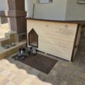 теплая будка с тамбуром и дверкой для обслуживания спальной зоны от усадьба мастеров для дратхаара